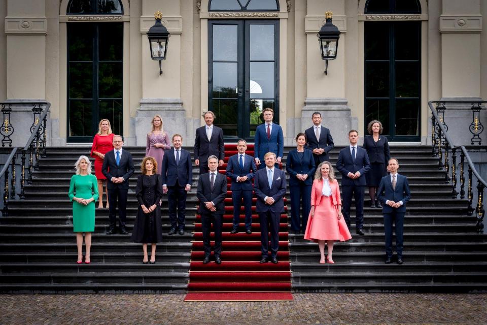 The new cabinet with King Willem-Alexander in front of Huis ten Bosch.