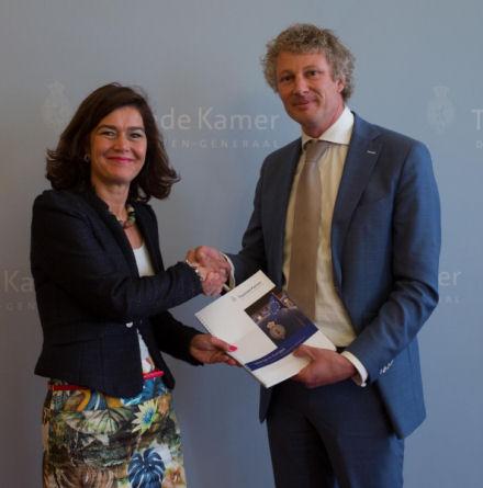 MP René Leegte (VVD) presents the report "focus on Europe" to the Speaker of the House, Ms Anouchka van Miltenburg